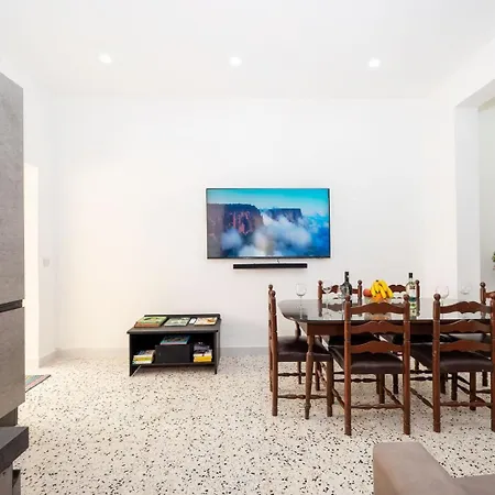 Сasa de vacaciones 3 Bedroom House Of Character In *