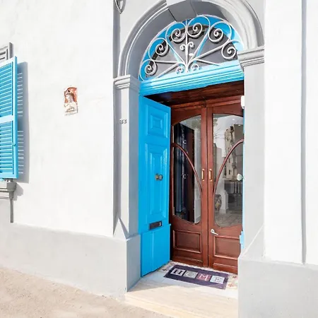 Сasa de vacaciones 3 Bedroom House Of Character In *